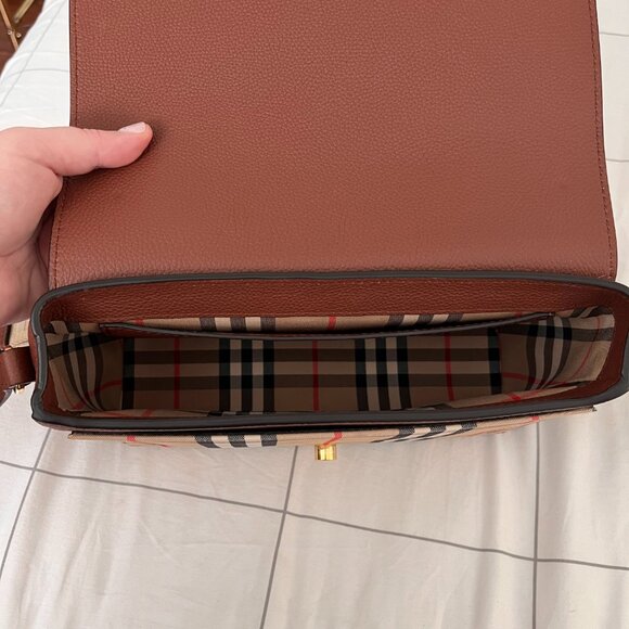 Burberry Note Medium Crossbody - Picture 7 of 11